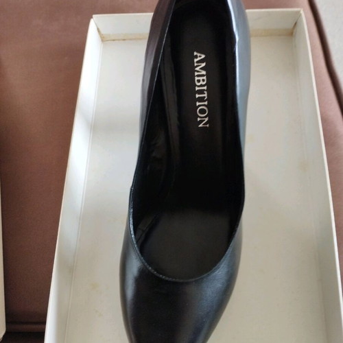 Quazi black leather pumps like new, size 41
