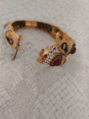 Bracelet like new with multicolored stones and clip