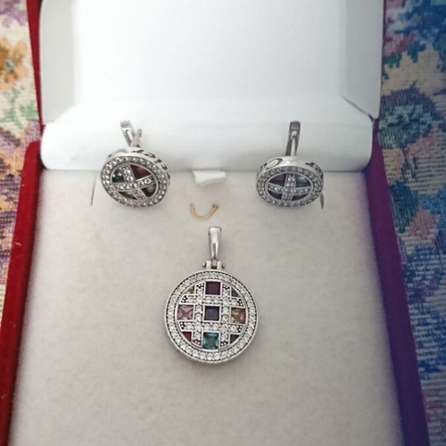 Jewelry set like new with silver round pendant and colorful earrings