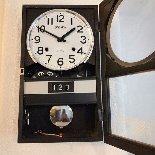 Wall clock winding used with pendulum, collectible vintage