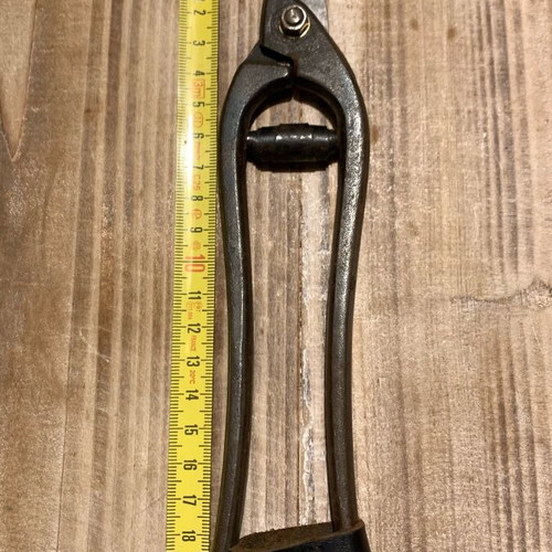 Scissors for tin cans used