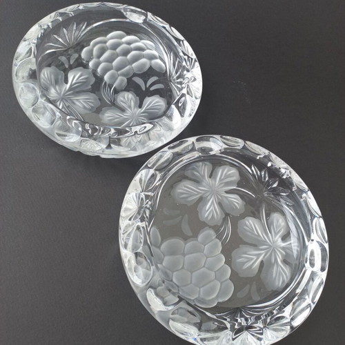 Set of 2 vintage glass ashtrays like new