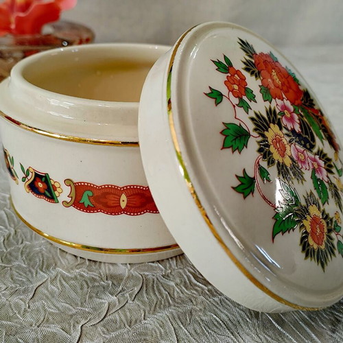 Sadler porcelain box like new in ecru color with colorful decorations