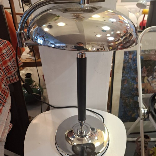 Sviveling desk lamp used