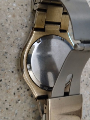 Дамски часовник употребяван с изтощена батерия