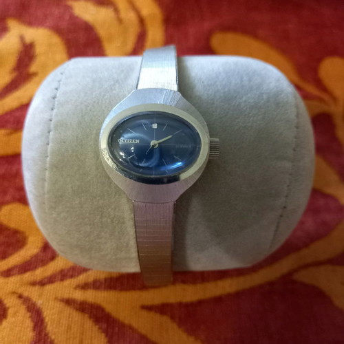 4 WATCHES FOR WOMEN.AUTHENTIC VINTAGE COLLECTIBLE OPPORTUNITIES!