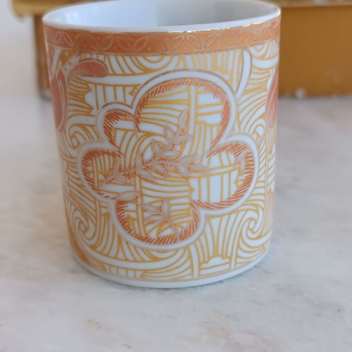 Porcelain cup set new with 6 saucers in pink and orange shades