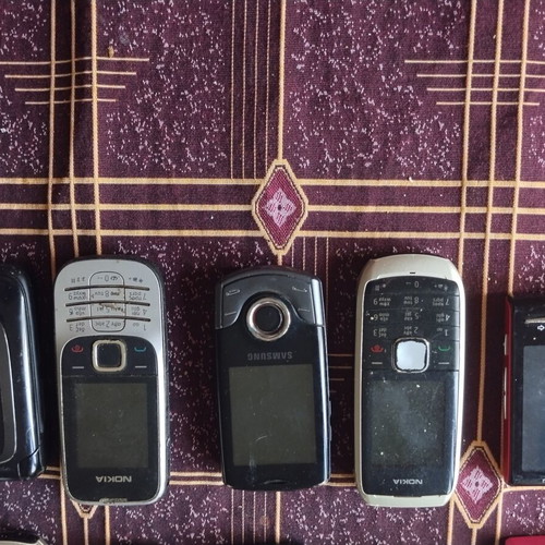 Vintage & Retro Mobile Phones Collection, pack of 32 including Nokia, Motorola, iPhone