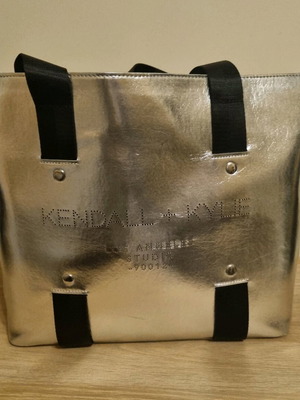 Τσάντα ώμου Kendall + Kyle ασημί σαν καινούργιο