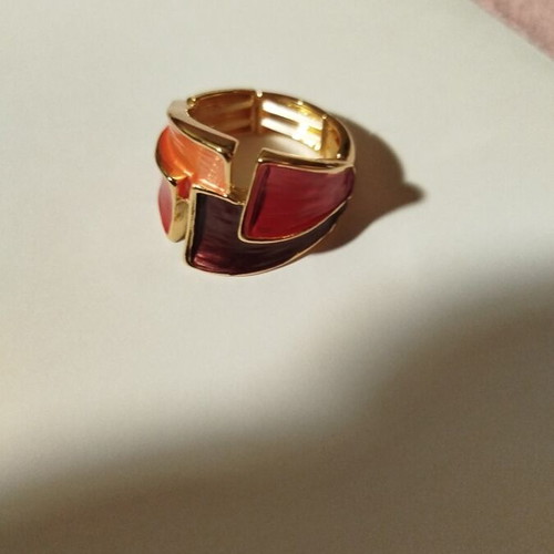 Faux ring with intricate designs in pink and burgundy shades new