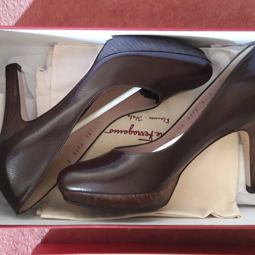 Salvatore Ferragamo brown pumps new, size 37