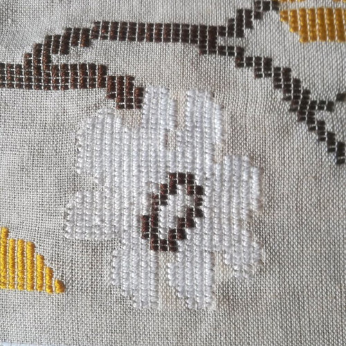 Embroidered ecru woven table runner with handmade lace new