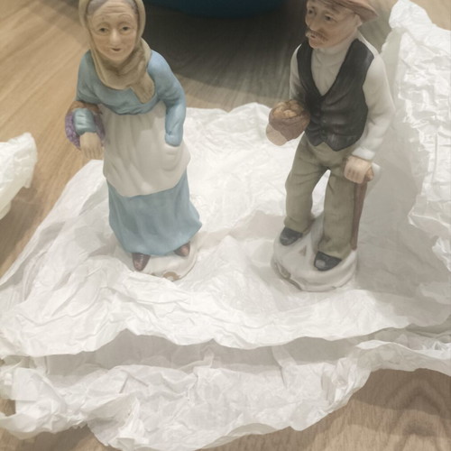 Vintage porcelain farmer couple figurines like new, set of 2