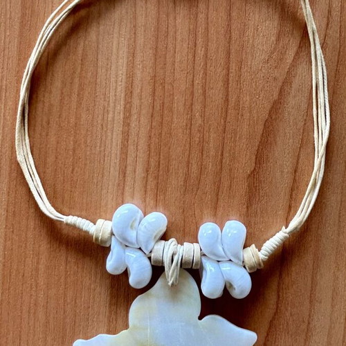 Set of 2 necklaces used, white shade with shells and synthetic pieces