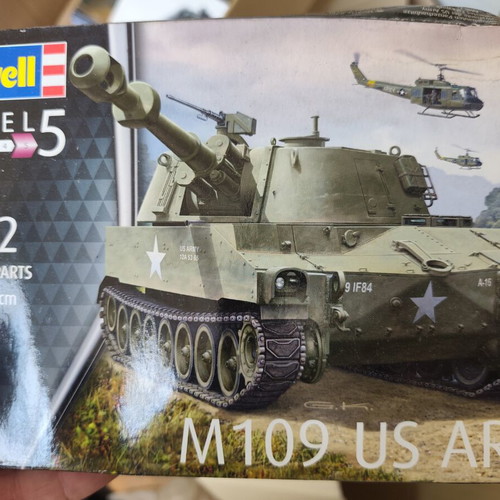M-109 US Army model kit 1/72 scale Revell like new