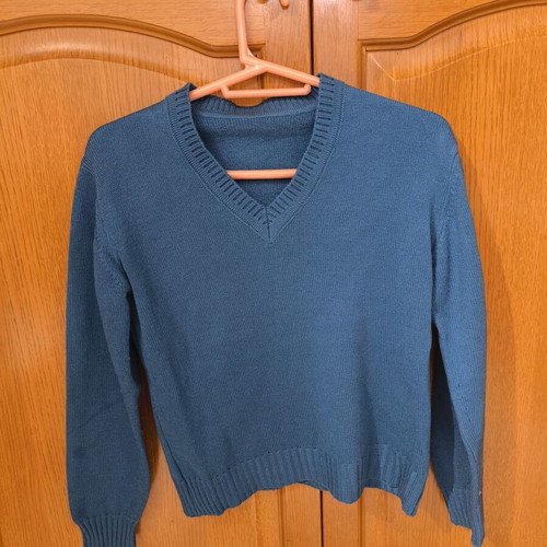 Children's blue V-neck sweater like new, size 12-14 years