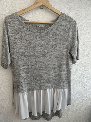 Regalinas top grey with white ruffles like new