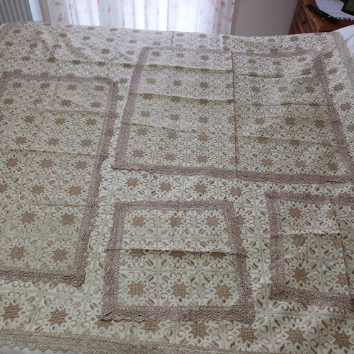 Tablecloth set with small embroidered doilies and napkins, new