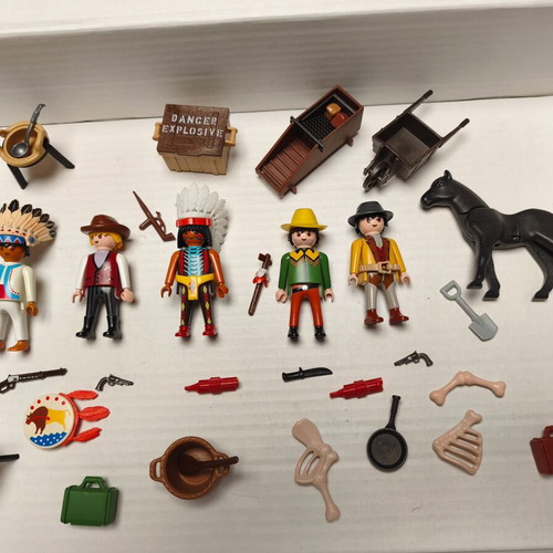 Playmobil Wild West lot with 3 cowboys and 2 indians, like new