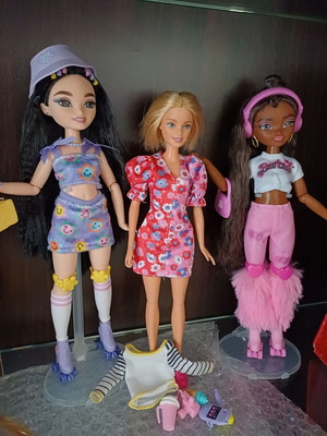 Κούκλες Barbie Dream Besties με ρολά και Barbie με κοντά μαλλιά σαν καινούργιες