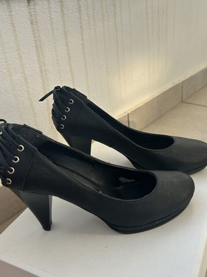 Leather black pumps size 40 like new