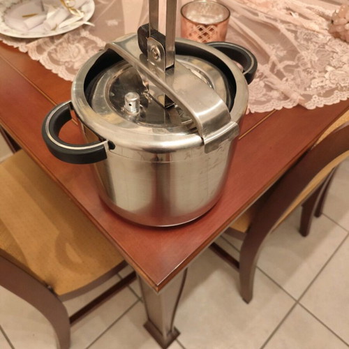 Italian medium pressure cooker like new