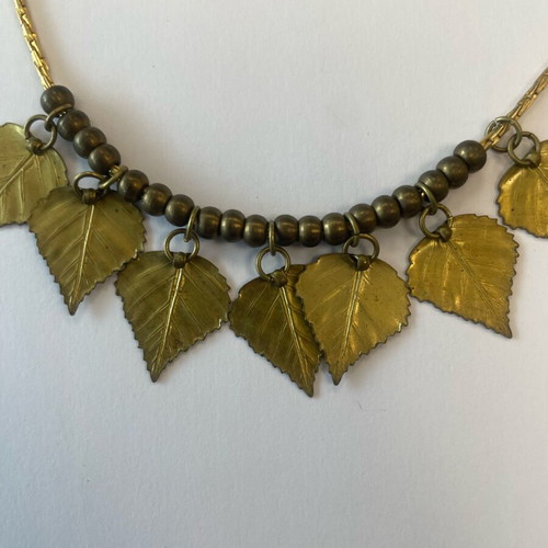Necklace with 7 gold-tone hanging leaves like new