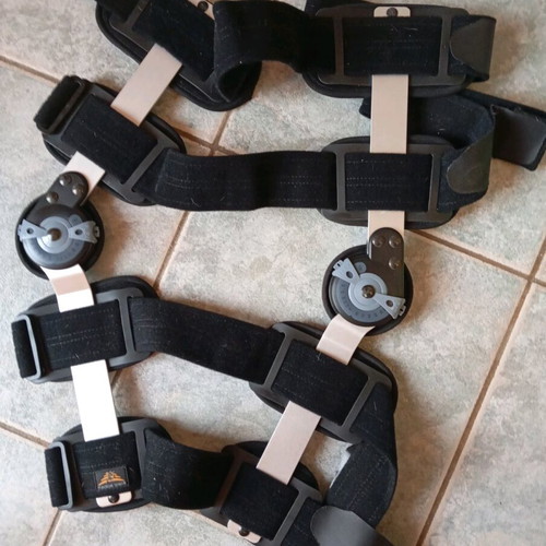 MedicalBrace adjustable knee brace like new, right and left