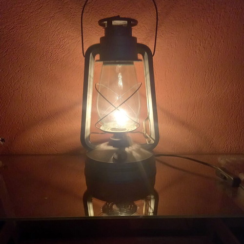 Storm Lantern lamp like new