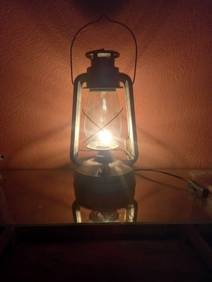 Storm Lantern lamp like new