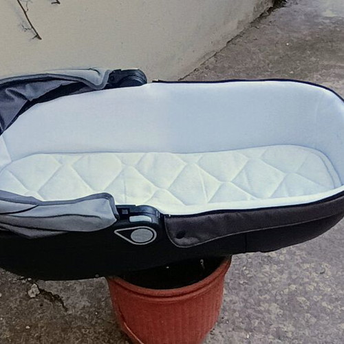 3-in-1 stroller like new, includes carrycot and car seat set