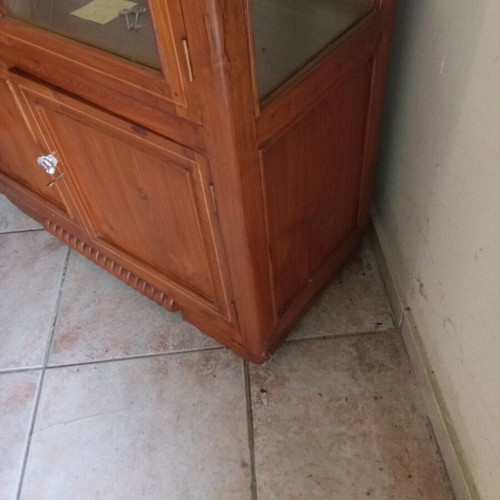 Display cabinet of English origin made of solid wood in excellent condition