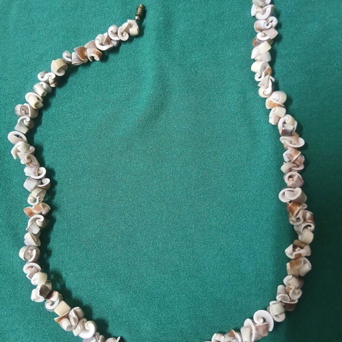 Vintage necklace with shells 42 cm, like new, beige