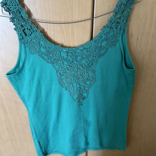 Guess jeans mako t-shirt with lace back XL like new, green