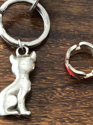 Metal cat keychain like new with gift ring