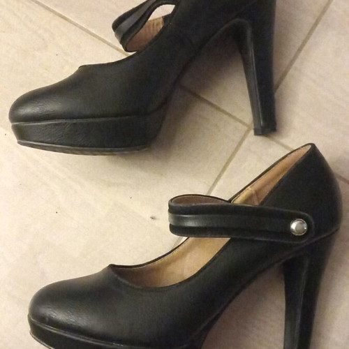 Maria Mare leather pumps with strap size 39 like new black