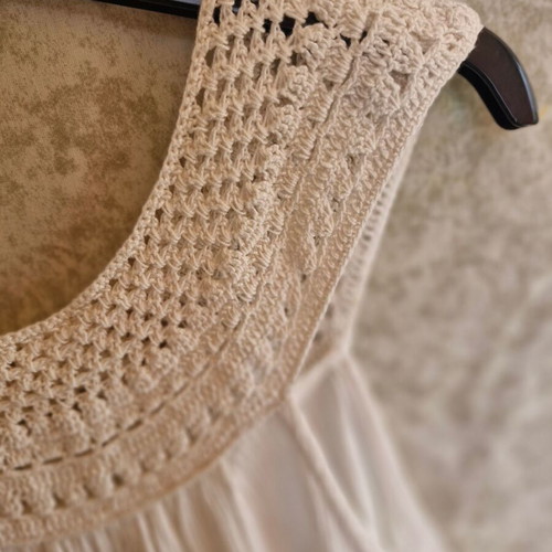 Attrattivo top new, medium size, off white with knitted detail