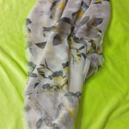 H&M women's scarf like new with floral pattern multicolor