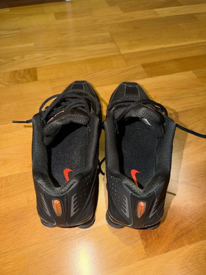 Nike Shox R4 like new, size 44, black sneakers