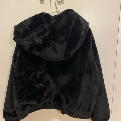 Fur with hood Pull & Bear black like new size M