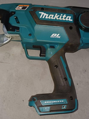 Makita DTR181ZJ cordless rebar tying machine with charger, two batteries