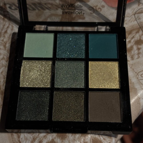 Eyeshadow palette like new, green and earthy shades