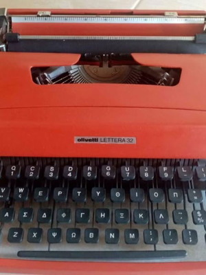 Olivetti Lettera 32 typewriter red, like new