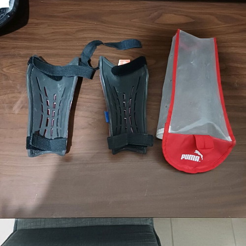 Puma retro shin guards with case like new