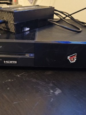 Xbox One μεταχειρισμένο χωρίς χειριστήριο, μόνο με καλώδιο πρίζας