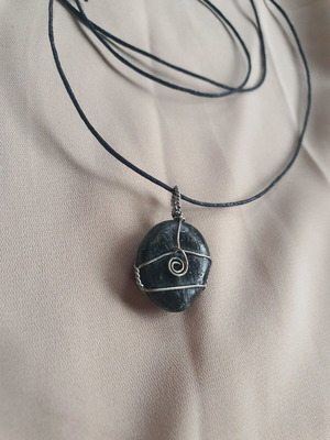 Handmade necklace with natural stone and metal, new