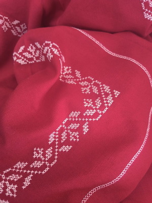 Tablecloth with woven embroidery, new, size 114x114 cm