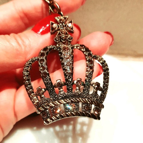 Висулка Crown златист цвят нова с кафяви кристали