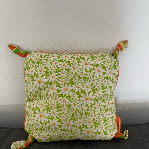 Pack of 4 used pillows and stuffed toys