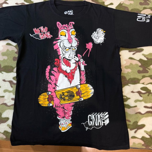 T-shirt with print like new, size M, black and pink